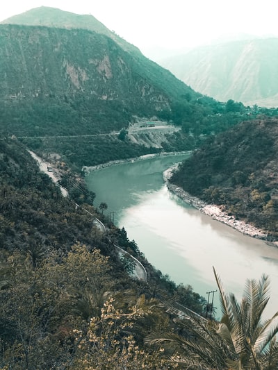 在白天河之间的青山
